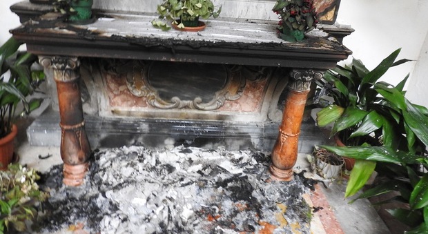 L'altare della Madonna ridotto in cenere nella chiesa di Gradisca d'Isonzo