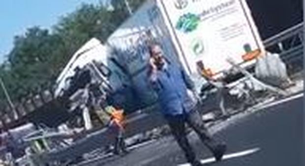Scontro tra camion e auto sull'A14 Tre persone ferite, traffico in tilt