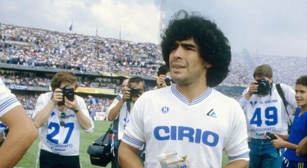 Il Napoli ricorda l'esordio di Diego: «1984, la prima volta con l'azzurro»