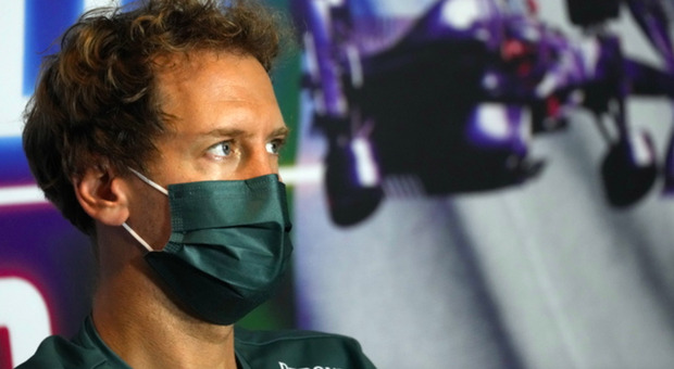 Il pilota Sebastian Vettel derubato a Barcellona: si lancia all'inseguimento dei ladri in monopattino (Fotogramma)