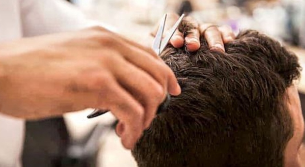 Tigna, è allarme: boom di contagi dai parrucchieri in Spagna. Come si trasmette e quali sono i sintomi