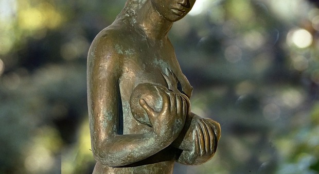 Statua della donna che allatta al seno, rifiutata a Milano ed esposta a Roma in Senato