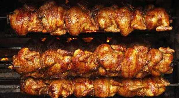 Scoppia la guerra del pollo arrosto: «Odori nauseabondi, non si vive»