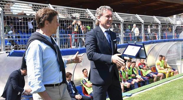 Il tecnico Sandro Pochesci premiato con una targa dal presidente Stefano Ranucci