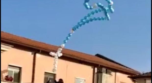 Coronavirus, rosario gigante con 70 palloncini in volo ad Avezzano