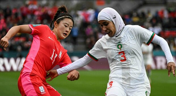 Mondiali femminili, in campo la prima calciatrice col velo: è Nauhaila Benzina del Marocco