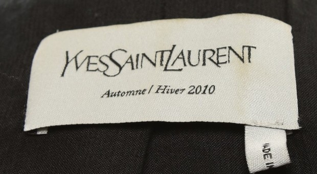 Como, la fabbrica del falso Yves Saint Laurent: sequestrati 165 mila abiti contraffatti per 25 milioni di euro
