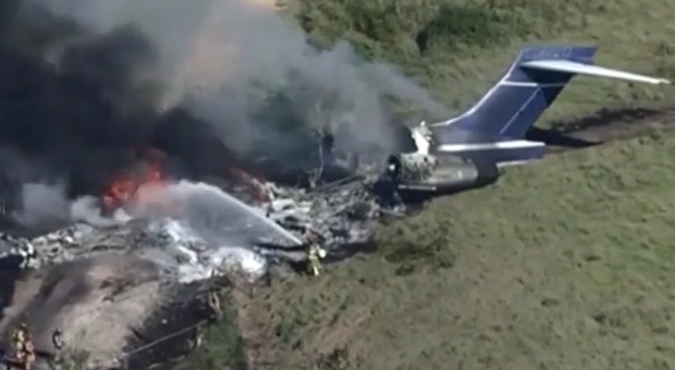 Texas, aereo si schianta dopo il decollo e prende fuoco, ma i passeggeri sono salvi VIDEO