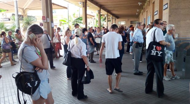 Roma-Lido, incendio alla stazione di Acilia: treno fermo, pendolari bloccati nei convogli