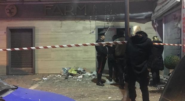 Notte di terrore nel Napoletano: bomba carta devasta due negozi