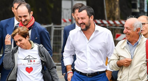 Salvini, gli sfollati e il caso commissario: a Genova è piena luna di miele