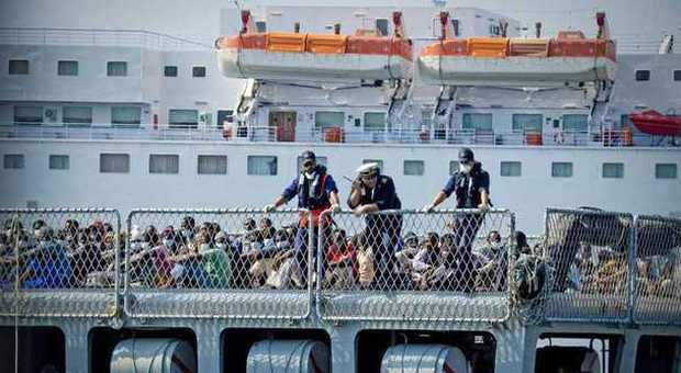 Sbarchi, oltre 2.000 migranti in Sicilia e Calabria