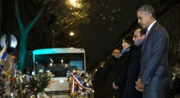 Barack Obama rende omaggio alle vittime del Bataclan