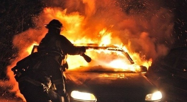 Sbanda e finisce contro il guardrail: auto in fiamme, ferita una 20enne