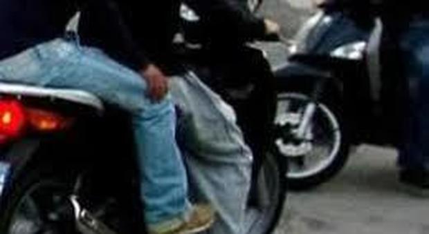 In scooter senza casco e armati di coltello, due minori investono carabiniere nel Napoletano