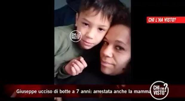 Bimbo di 7 anni ucciso a botte dal patrigno nel Napoletano: «La madre lo ha sacrificato per coprire il compagno»