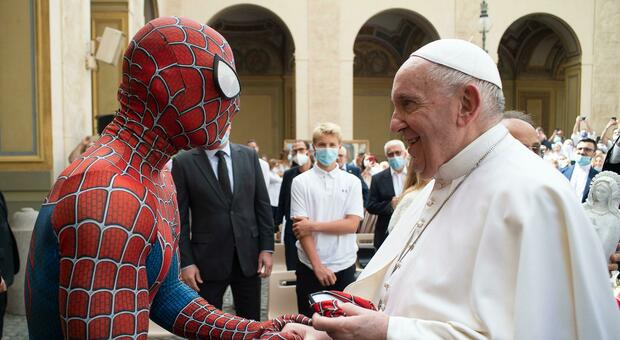 Papa Francesco incontra uno strano personaggio: all'udienza c'è anche Spiderman Foto