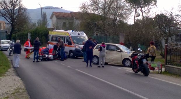 Rieti, auto contro motocicletta in via Chiesa Nuova: centauro ferito trasportato al de Lellis Vedi le foto