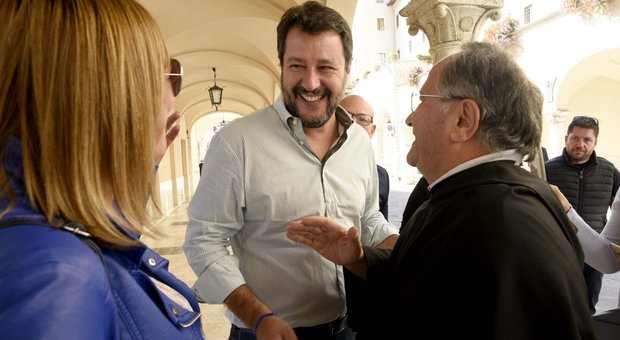 Matteo Salvini attacca Virginia Raggi: «È imbarazzante, raccolta firme a Roma per sfiduciarla»
