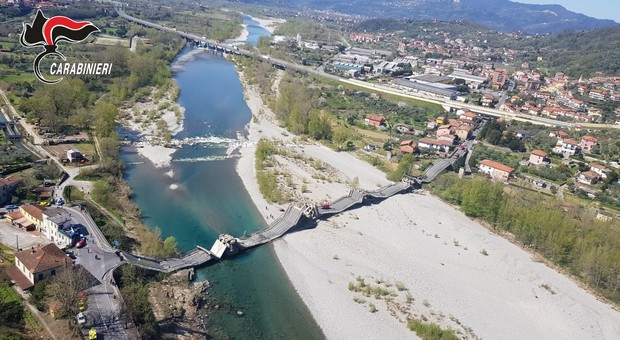 Ponte crolla sul fiume Magra (Massa Carrara), coinvolti 2 furgoni: un autista ferito. Il sindaco: «Collassato su se stesso»