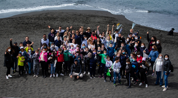 Torre del Greco, spiagge pulite da alunni e volontari: riempiti decine di sacchi di rifiuti