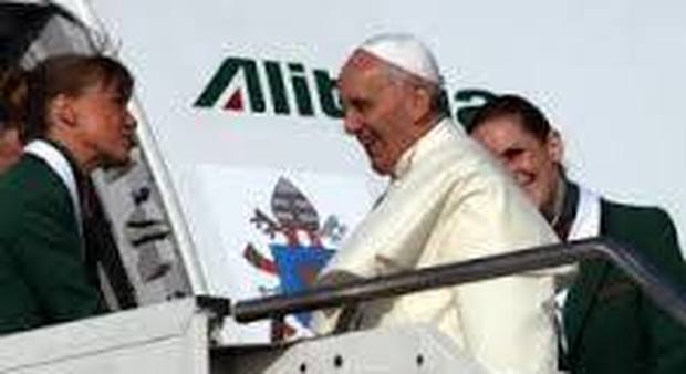 I vaticanisti al Papa, i voli papali costano troppo, meglio le compagnie low cost e non Alitalia