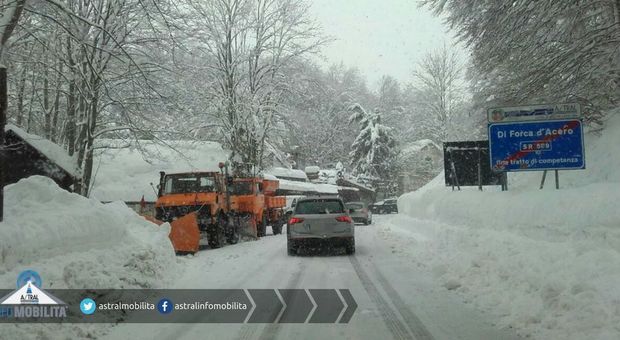 Neve a bassa quota sulle strade regionali di Forca d'Acero e Sora In azione i mezzi spargisale