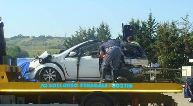 Maxi tamponamento sull'autostrada Un pullman e tre auto coinvolte, tre feriti