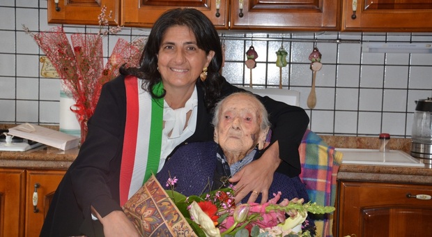 La centenaria Giuseppina con la sindaca Di Tommaso