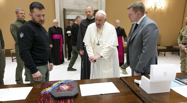 Zelensky dal Papa, scambio di doni in Vaticano: dal ramoscello d'ulivo alla Madonna realizzata con giubbotto antiproiettile