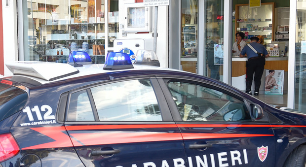 Roma, rapina una farmacia, minaccia i dipendenti e fugge: arrestato