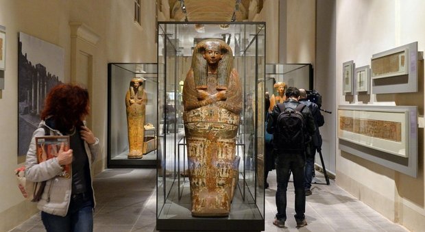 Roma, lo "sbendaggio" della mummia: spettacolo hi-tech ad Ostia Antica con l'egittologo Christian Greco