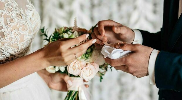 Matrimoni e comunioni (anche all'aperto) vietati nonostante la zona gialla: cosa può cambiare a giugno