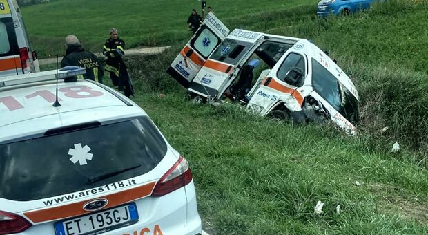 Ambulanza urta un trattore e finisce fuori strada sulla provinciale Commenda: due feriti gravi