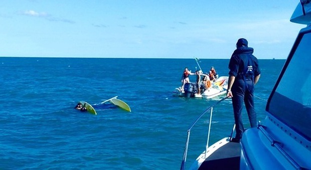 Potenza Picena, catamarano si rovescia Terrore al largo: due persone in acqua