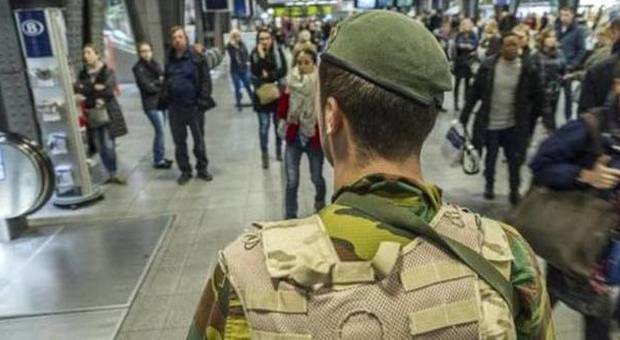 Belgio, trovati esplosivi e prodotti chimici a Molenbeek: "Rischio attentati simili a Parigi"