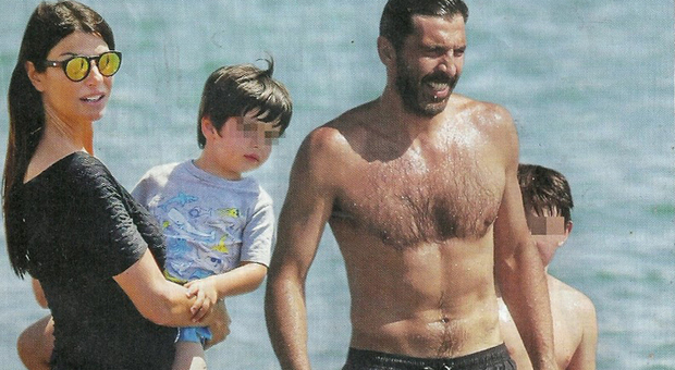 Gigi Buffon, vacanza al mare con Ilaria D'Amico e i figli