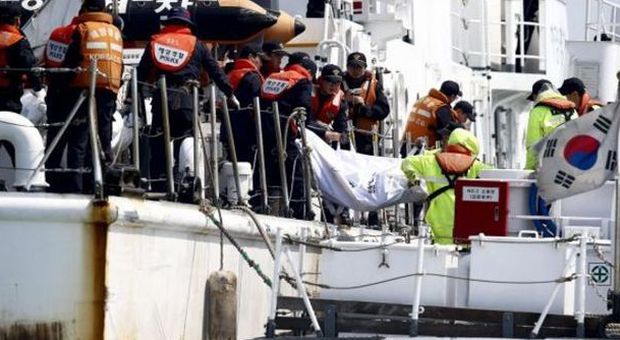 Traghetto affondato in Corea, recuperati 12 corpi: «Le vittime salgono a 49, ancora 253 i dispersi»