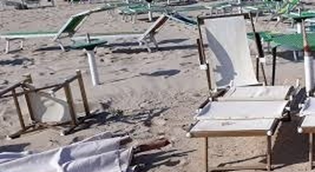 San Benedetto, lettini e ombrelloni nel mirino dei vandali: spiaggia devastata
