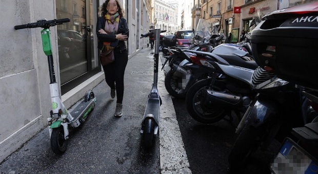 Roma, rubate decine di scooter: è caccia alla baby gang che colpisce da Centocelle al centro