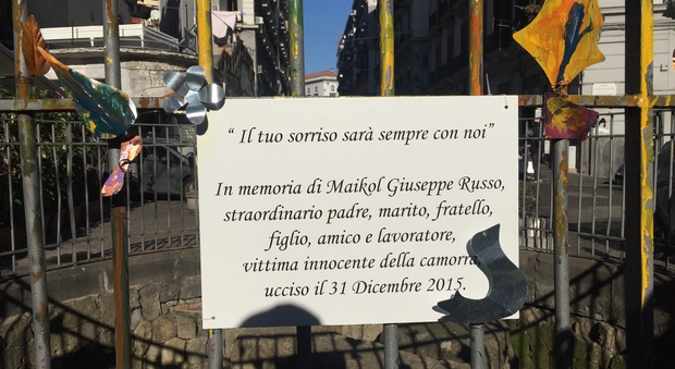 Una targa per Maikol, ucciso per «sbaglio» a Napoli | Video