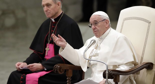 Il Papa implora i genitori: insegnate ai bambini a farsi il segno della croce