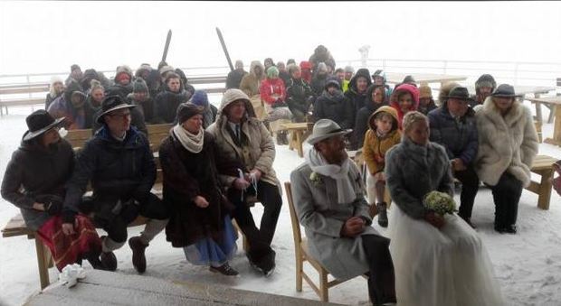Promessa d'amore ...da brividi: cerimonia sotto la neve ai 2.750 metri del rifugio Lagazuoi