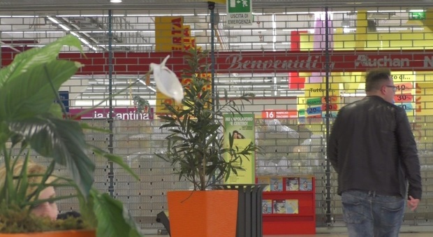 Napoli, il grande spreco del supermercato Auchan: «Diamo ai bisognosi il cibo in scadenza»