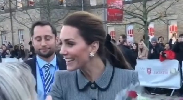 Kate Middleton saluta una fan in italiano
