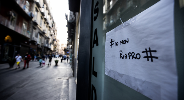Napoli, la resa di duemila negozi per la crisi coronavirus: «Non riapriranno mai più»