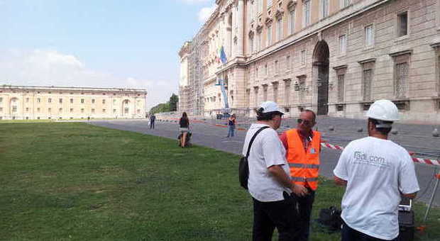 Reggia di Caserta, proseguono i rilievi tecnici sulla facciata transennata del palazzo vanvitelliano