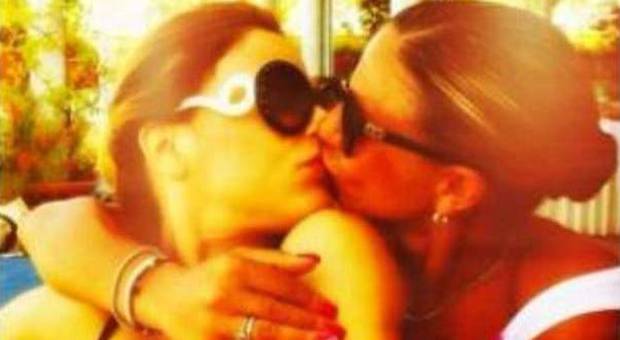 Naike Rivelli, ancora baci lesbo su Twitter