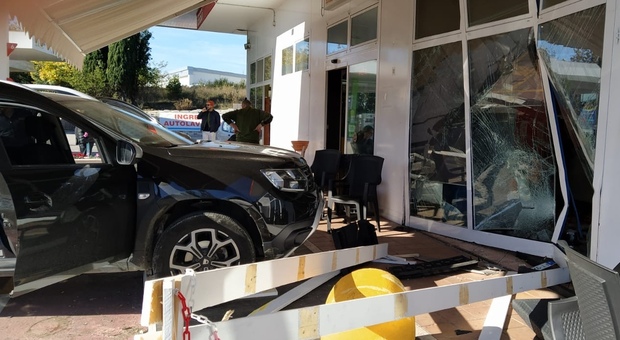 Tragedia sfiorata a Civitanova: l'auto impazzita sfonda la vetrina di una bar