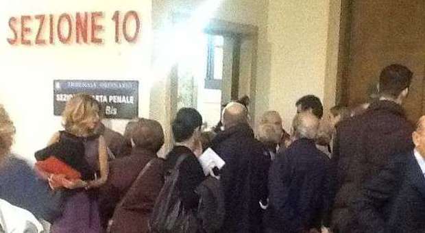 La folla di testimoni in tribunale a Milano